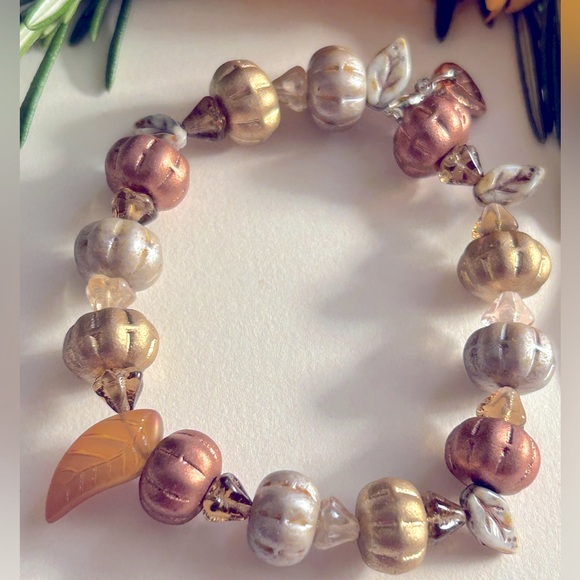 NWOT bracelet Pumpkins & Autumn Leaves metallics Czech Glass, charms, stretch - Picture 8 of 8